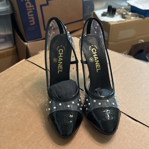 Chanel Pearl-Embellished PVC & Patent Leather Cap-Toe Heels – Size [37.5] - Picture 4 of 11
